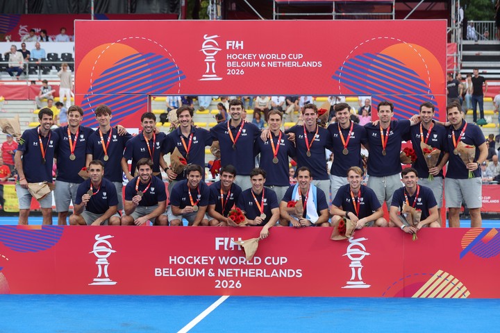 Los Leones tras conseguir la medalla de bronce. (EFE/EPA/OLIVIER HOSLET)