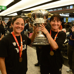 Locura por Las Leonas: una multitud recibió a las campeonas en Ezeiza