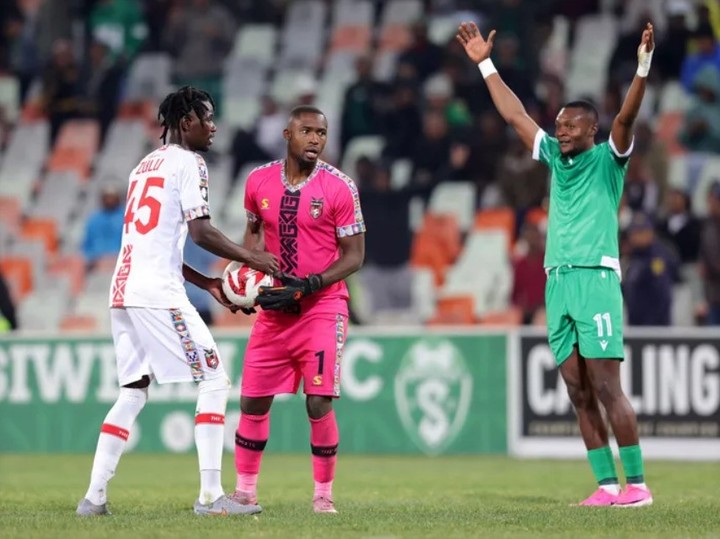 Sipho Maseti durante el partido al darse cuenta del error.