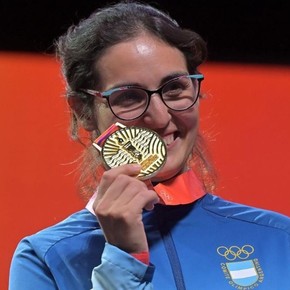 Es mamá, entrenó mientras dormía su hijo y ganó un oro histórico para Argentina en los eSports