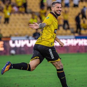 Video: el gol del Pipa Benedetto que cortó el invicto del líder en Ecuador