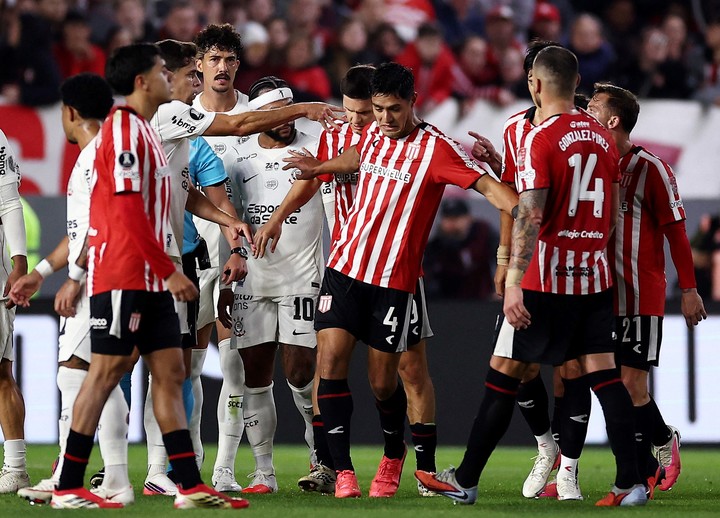Un partido muy hablado y discutido entre el Pincha y el Timao. (REUTERS)