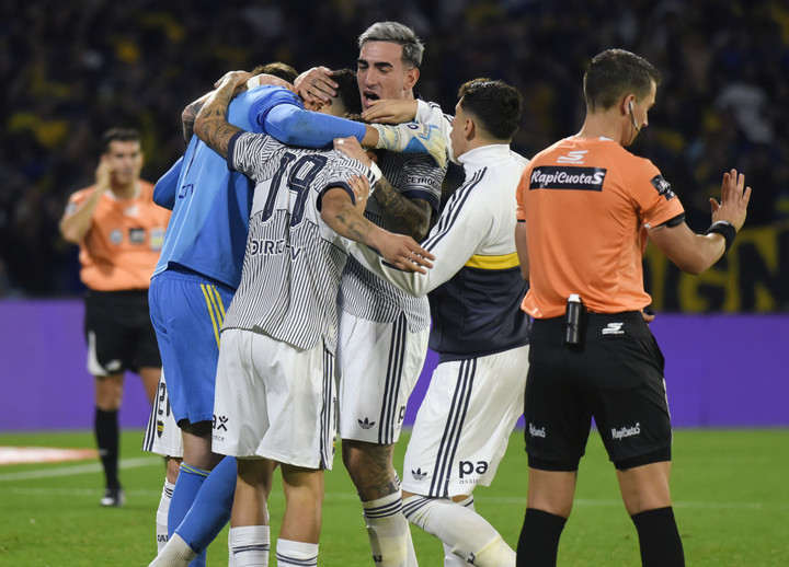 Todo Boca abraza a Alvaro Montero Boca vs Vélez.Segunda Entrega Foto: FOTOBAIRES Octavos de Final. Copa Argentina. - FTP CLARIN 00024878-01.JPG Z FClarin Fotoclarin