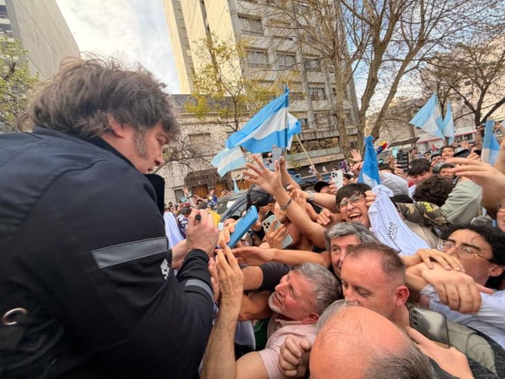 Javier Milei salud&oacute; a los activistas libertarios que lo esperaron a la salida de la reuni&oacute;n con dirigentes.