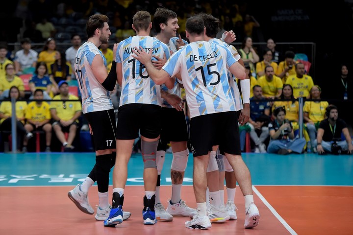 El voley juega a las 15. Fotos: @Voley_FeVA