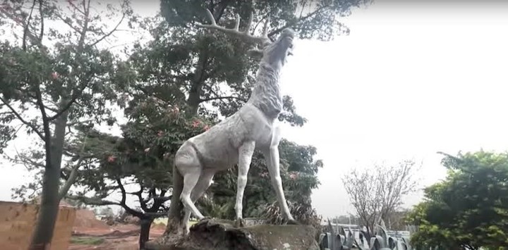 Escultura del ciervo en el autódromo. @Carburando