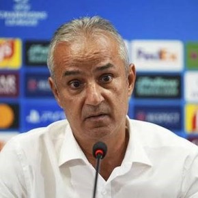 Le pegaron un botellazo y renunció, pero el presidente se niega a dejarlo ir: el escándalo que sacude al Fenerbahce
