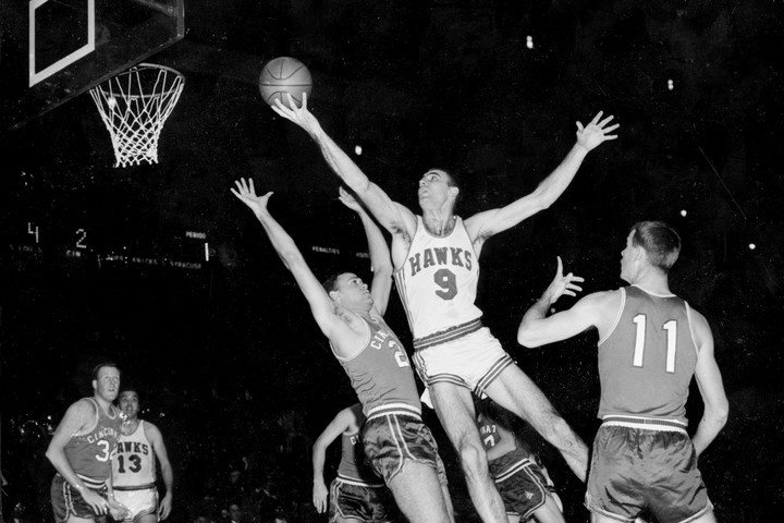 Bob Pettit contra todos. (Foto: AP)