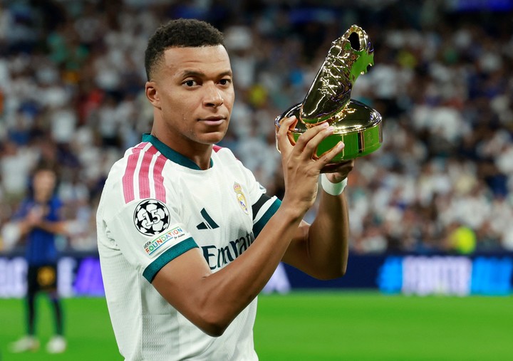 Kylian Mbappé con la Bota de Oro (REUTERS).