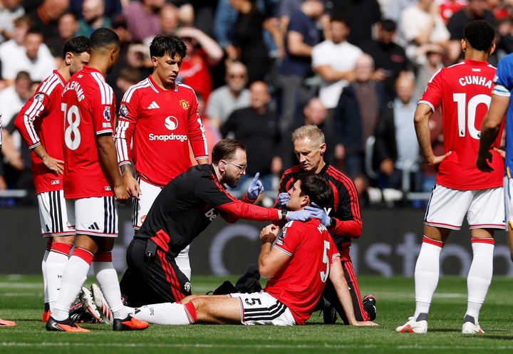 Licha Martínez observa mientras atienden a Maguire (Reuters/Jason Cairnduff).