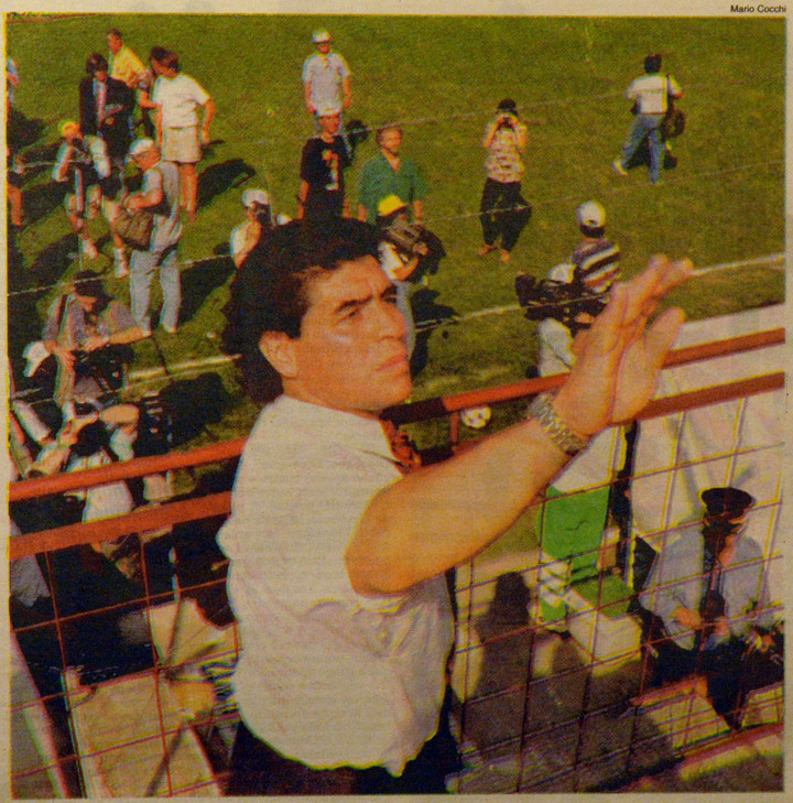 Maradona dirigió desde la tribuna.