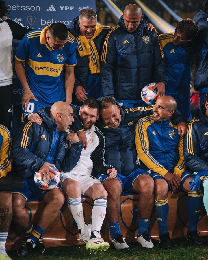 Messi posó con Román y las glorias de Boca en el medio de la Bombonera.