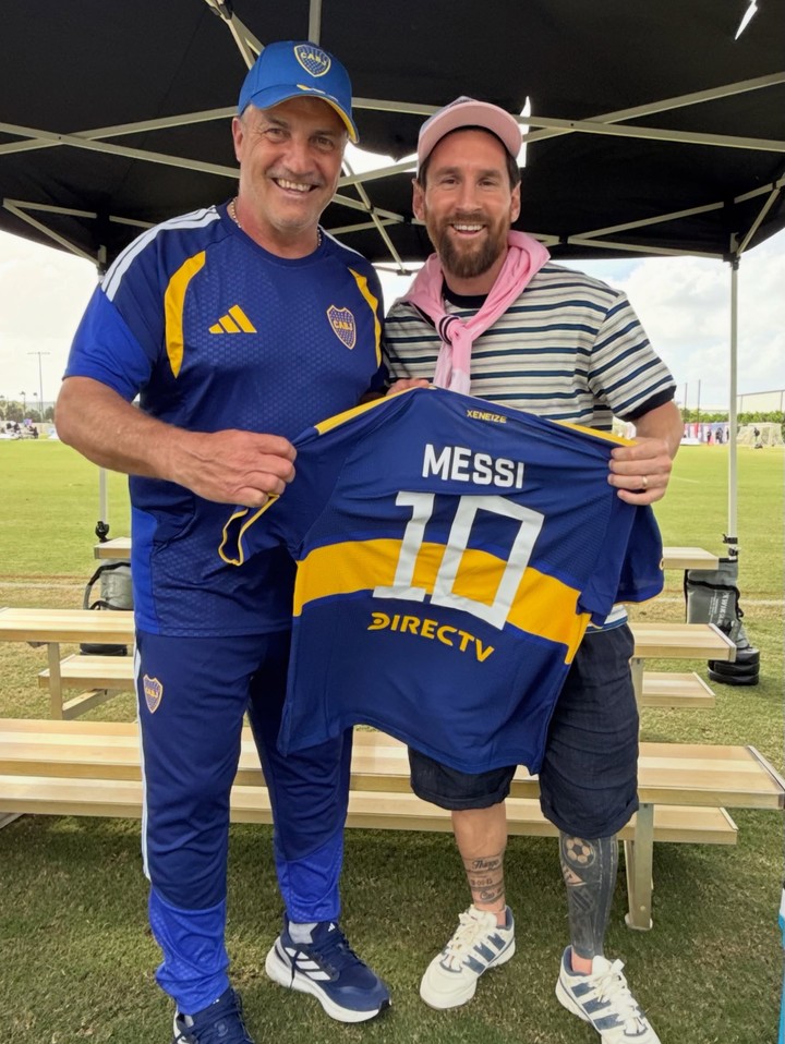Messi con Giunta y la 10 de Boca durante la Messi Cup esta semana.