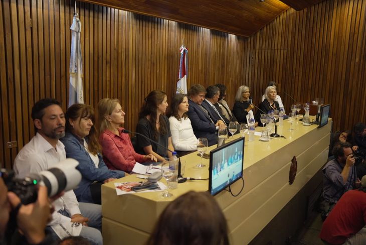 La conferencia de prensa del juez federal Vaca Narvaja junto a los familiares de los ocho identificados.
