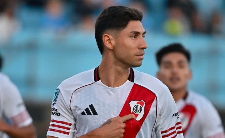 Montiel tras su gol frente a Estudiantes de Río Cuarto (Prensa River).