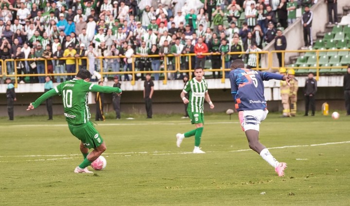 Remate de Edwin Cardona para el gol de Atlético Nacional contra Boyacá Chicó.