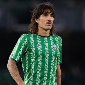 Héctor Bellerín denunció a un youtuber por insultos homófobos
