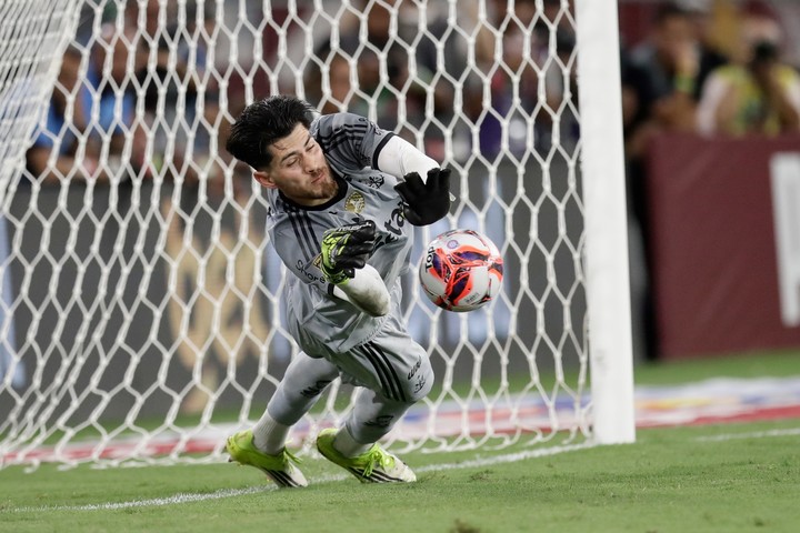 Rossi, el ex Boca que se quejó del campo de juego del Maracaná (AP Photo).