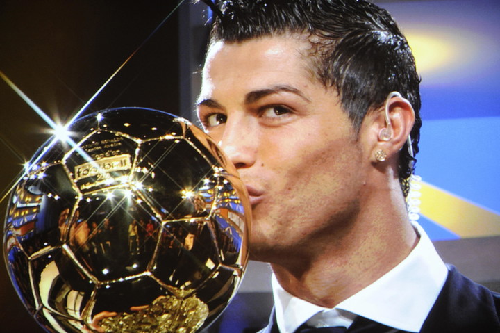 El Cristiano Ronaldo de 2008, con su primer balón de Oro. (AFP / archivo).