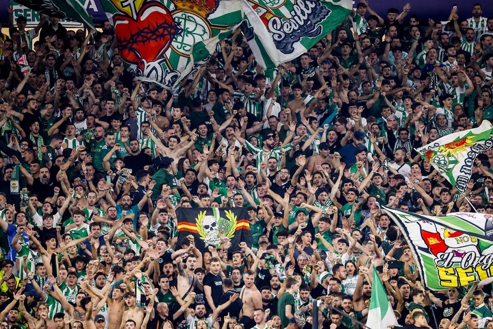 La hinchada verdiblanca en el Estadio La Cartuja. (EFE)