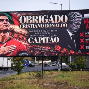 Aparecieron banderas en favor de Cristiano y contra el DT de Portugal en la puerta de la cancha del Benfica