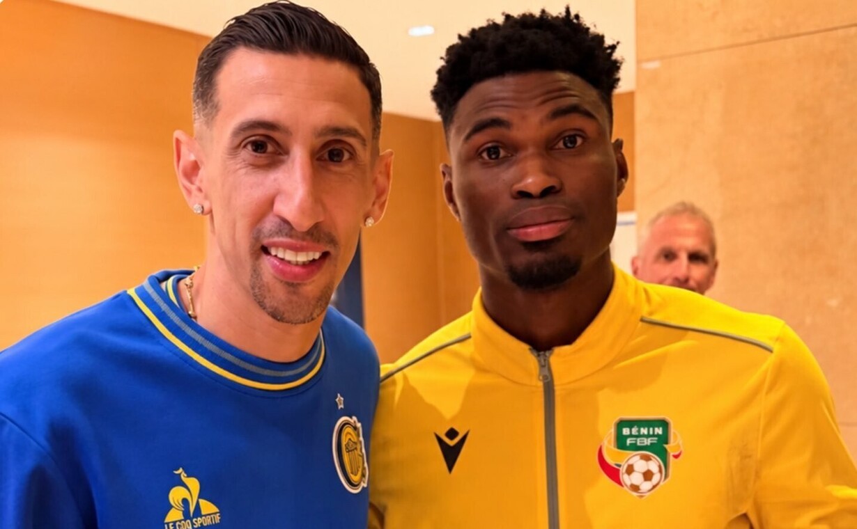 Jugador de Benín junto a Di María.