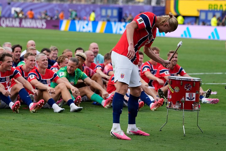 Haaland toma la batuta y comienza el show. (AP)