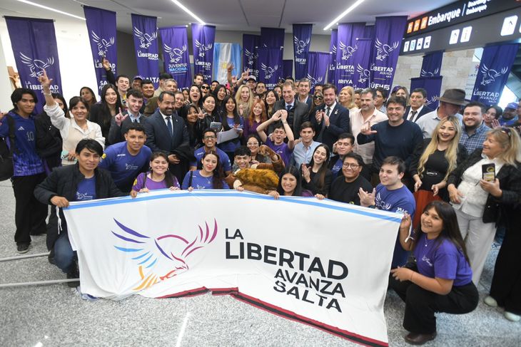Karina Milei fue a Salta y fue recibida en el aeropuerto por militantes y dirigentes de LLA, ante la llamativa ausencia de la conducción formal del partido.