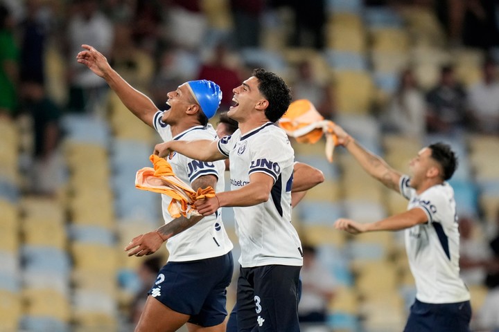 Los jugadores de Independiente Rivadavia festejando su triunfo en el Maracaná (AP Photo).