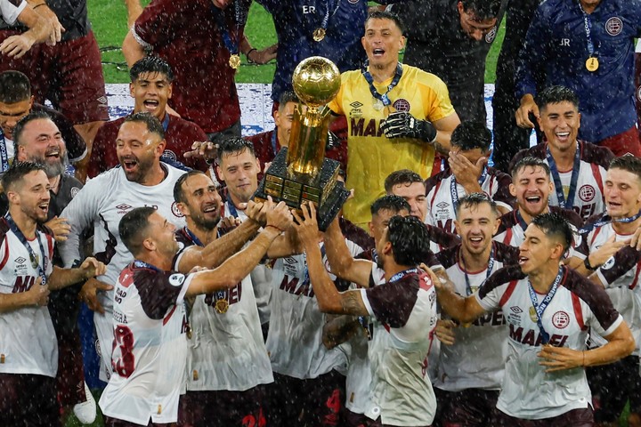 Lanús con la Recopa en el Maracaná (EFE).