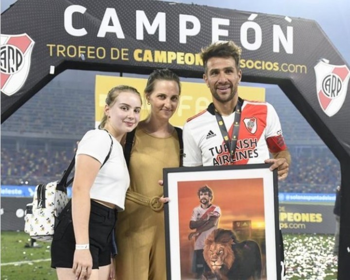 Ponzio y su familia tras su último partido en River.