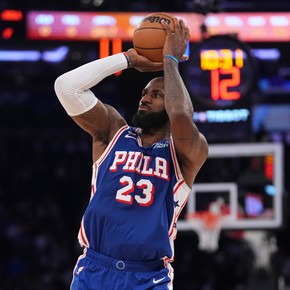 LeBron James debutó con los Sixers y Philadelphia le amargó la fiesta a los Knicks