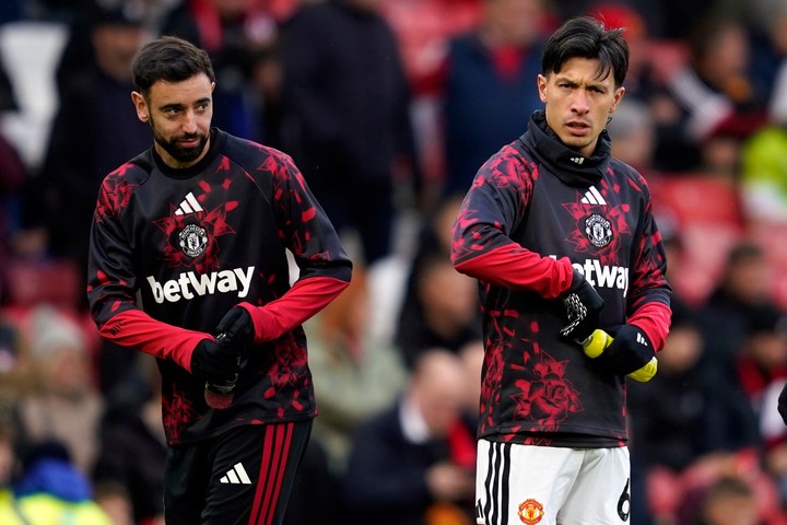 Bruno y Licha, dos referentes del United, al banco. (AP)