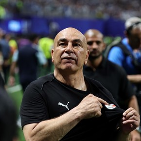 La FIFA sancionó al entrenador de Egipto por sus gestos en el partido con Argentina