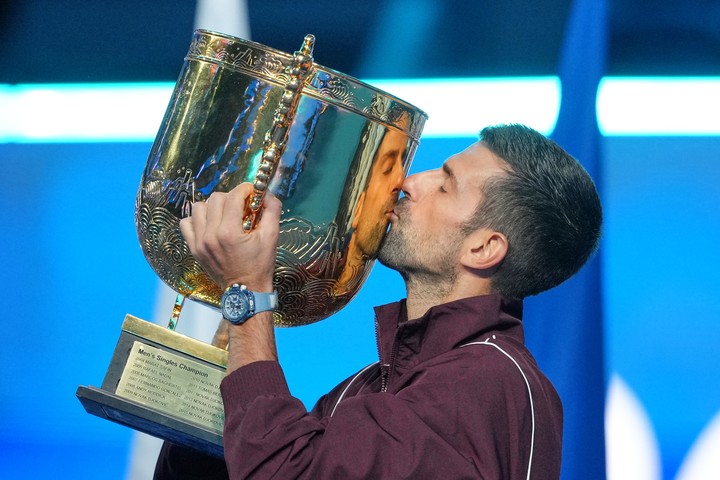 Novak Djokovic, levantando el trofeo en Pekín. (AP Photo/Andy Wong)