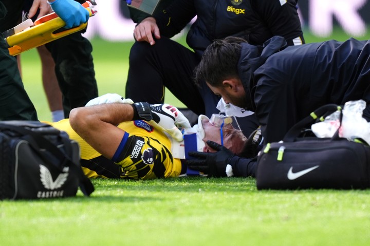 Emiliano Martínez fue asistido en la cancha. (AP)