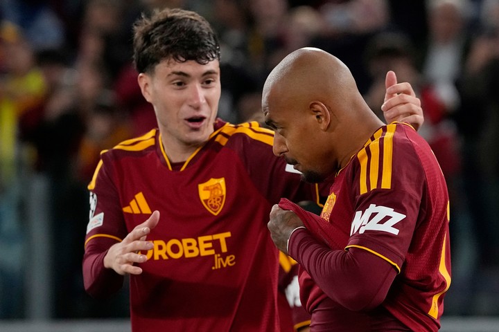 Donyell Malen junto a Matias Soule. (AP)