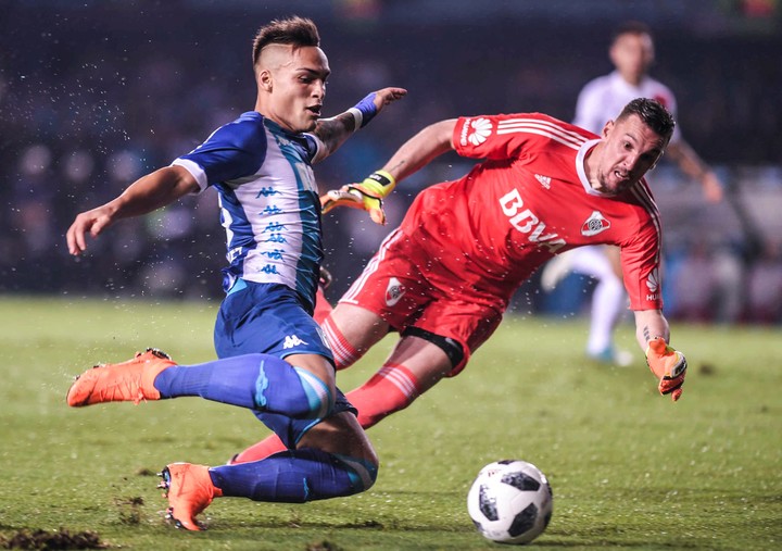 Armani tapandole a Lautaro Martínez en la Superliga 2018. Foto: Julián Alvarez/Télam.
