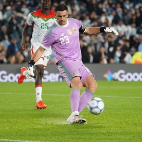 Cuántas pelotas tocó el Dibu Martínez contra Burkina Faso: el uno por uno