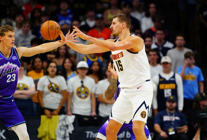 Jokic y un buen partido en el debut (Reuters).