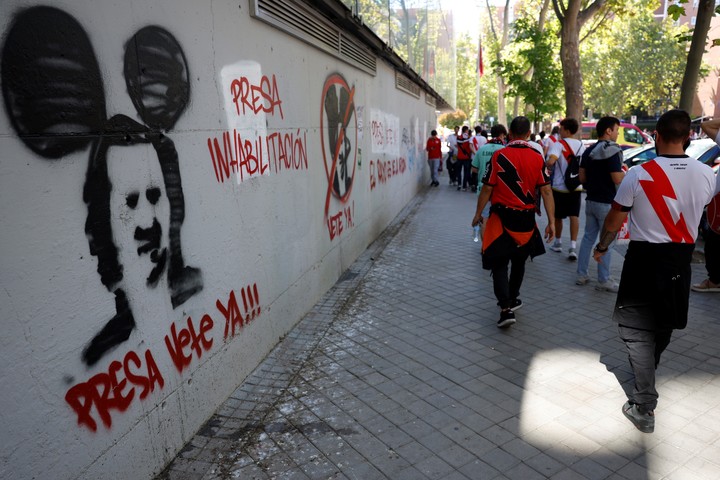 Los hinchas piden la salida del presidente (EFE/ Mariscal).